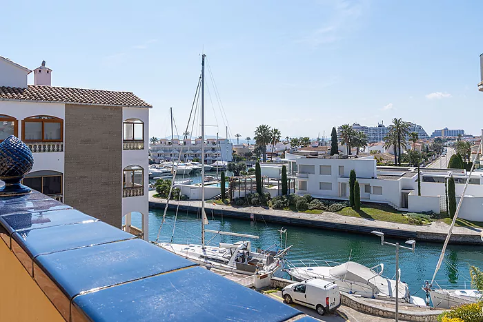 House for sale in Empuriabrava, with mooring and garage. Your ideal retreat awaits!