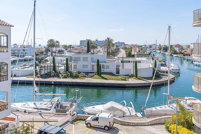 House for sale in Empuriabrava, with mooring and garage. Your ideal retreat awaits!