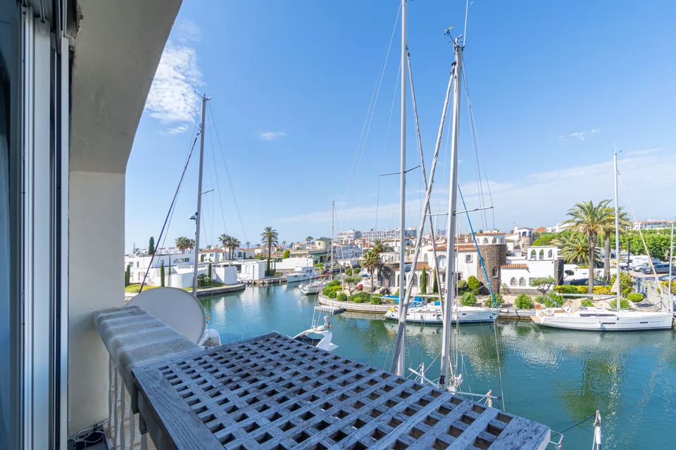 Duplex for sale in Empuriabrava, bright and stylish. Your new home awaits!