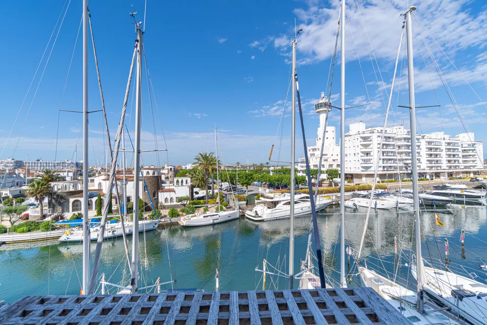Duplex for sale in Empuriabrava, bright and stylish. Your new home awaits!