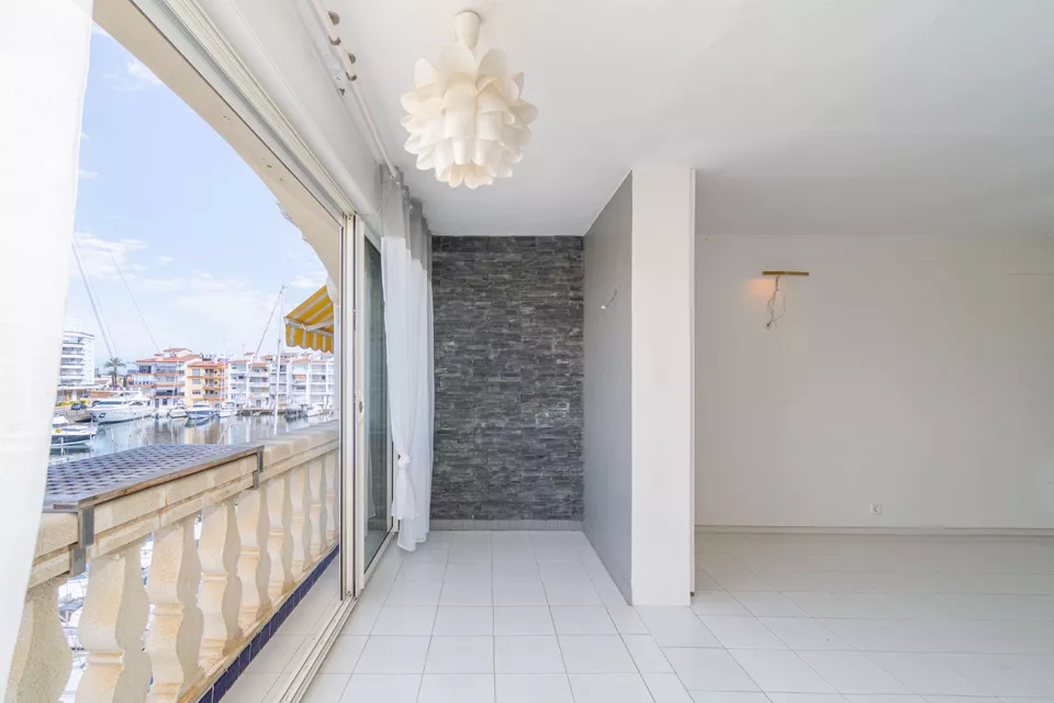 Duplex for sale in Empuriabrava, bright and stylish. Your new home awaits!