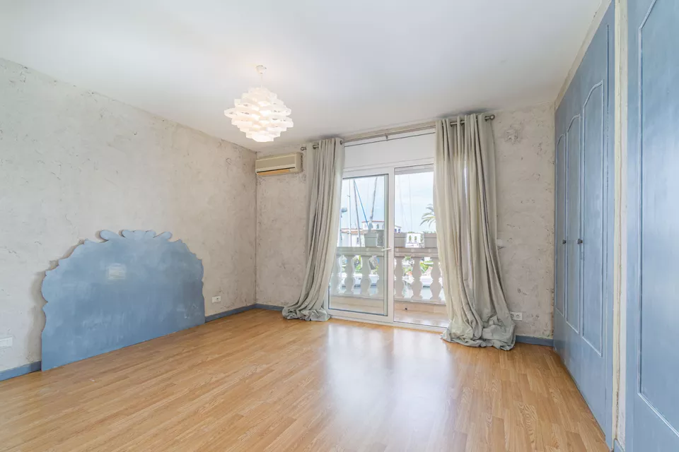 Duplex for sale in Empuriabrava, bright and stylish. Your new home awaits!