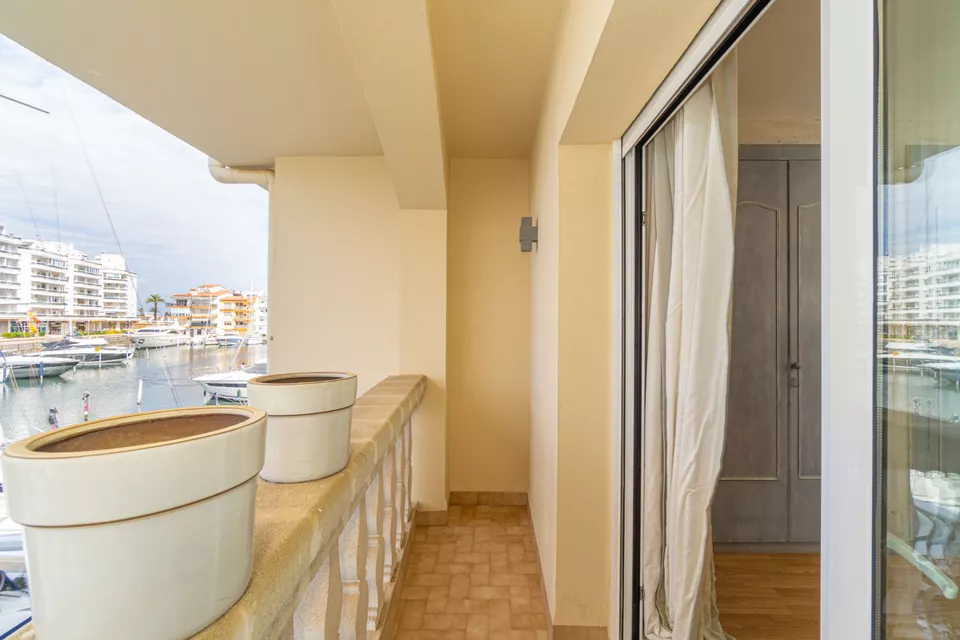 Duplex for sale in Empuriabrava, bright and stylish. Your new home awaits!