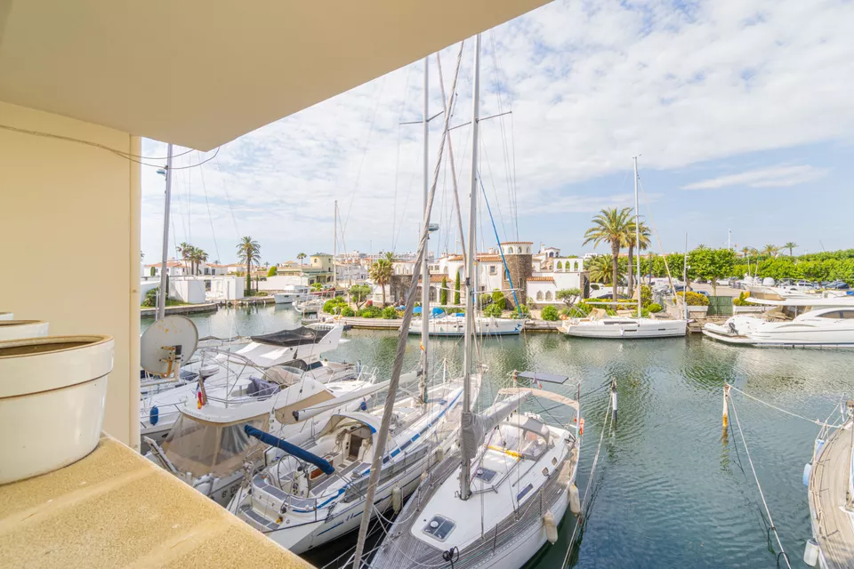 Duplex for sale in Empuriabrava, bright and stylish. Your new home awaits!