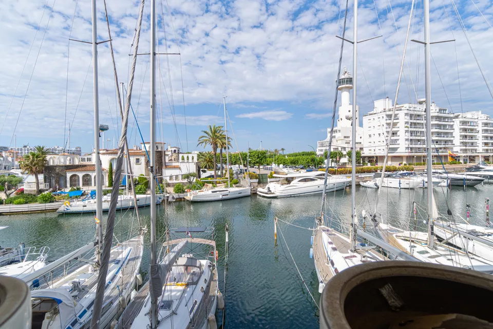 Duplex for sale in Empuriabrava, bright and stylish. Your new home awaits!