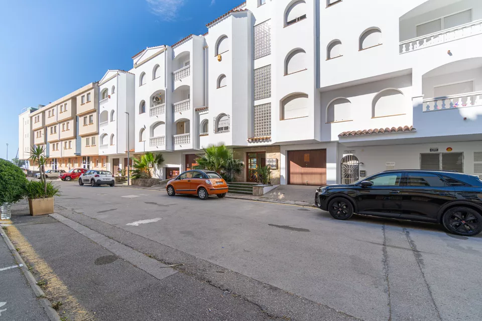 Duplex for sale in Empuriabrava, bright and stylish. Your new home awaits!