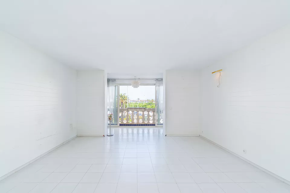 Duplex for sale in Empuriabrava, bright and stylish. Your new home awaits!