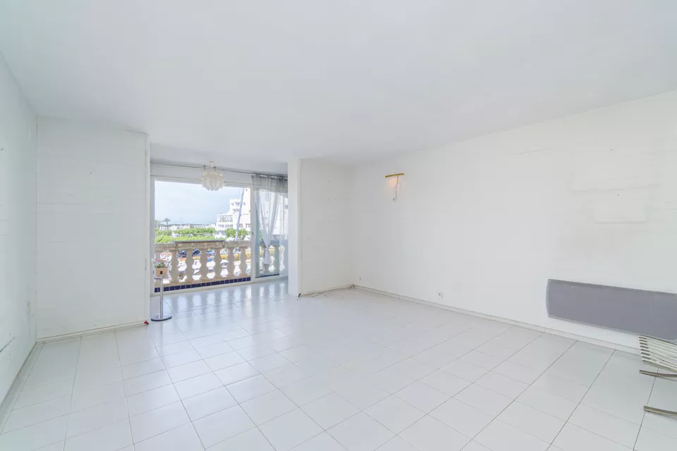 Duplex for sale in Empuriabrava, bright and stylish. Your new home awaits!
