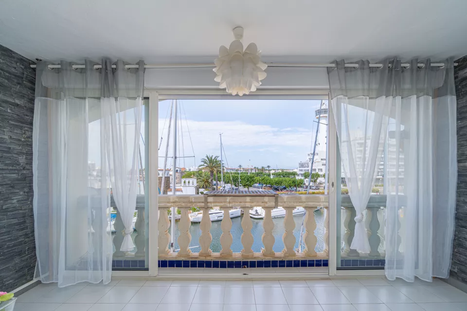 Duplex for sale in Empuriabrava, bright and stylish. Your new home awaits!