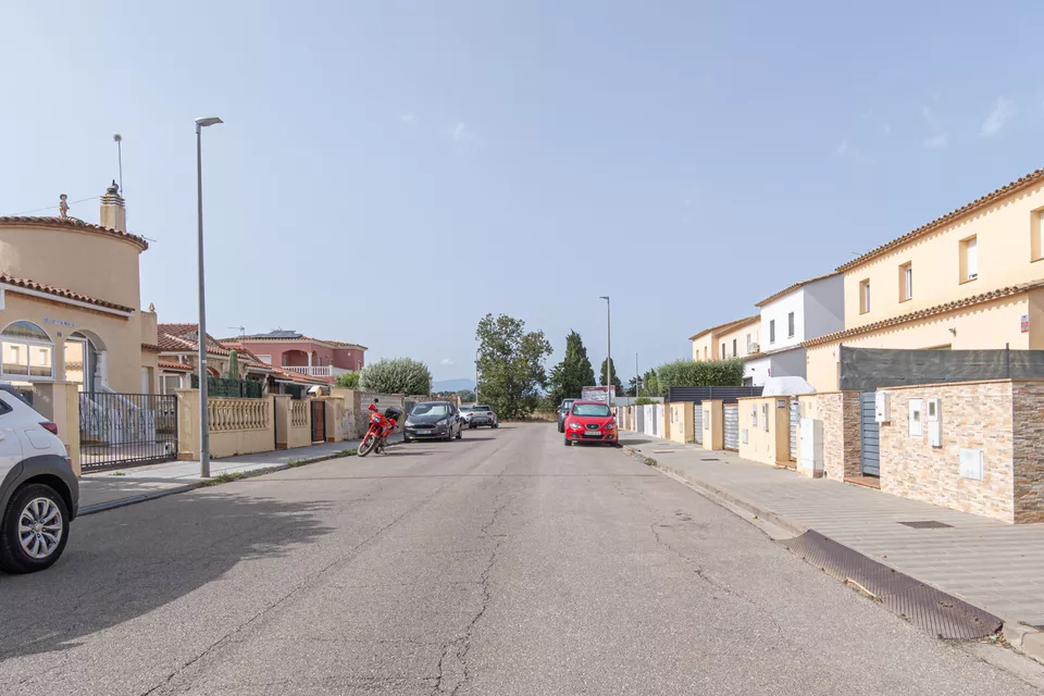 Fantástica casa adosada en una zona tranquila, ideal para disfrutar en familia!