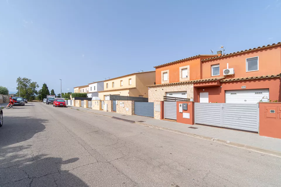 Fantástica casa adosada en una zona tranquila, ideal para disfrutar en familia!