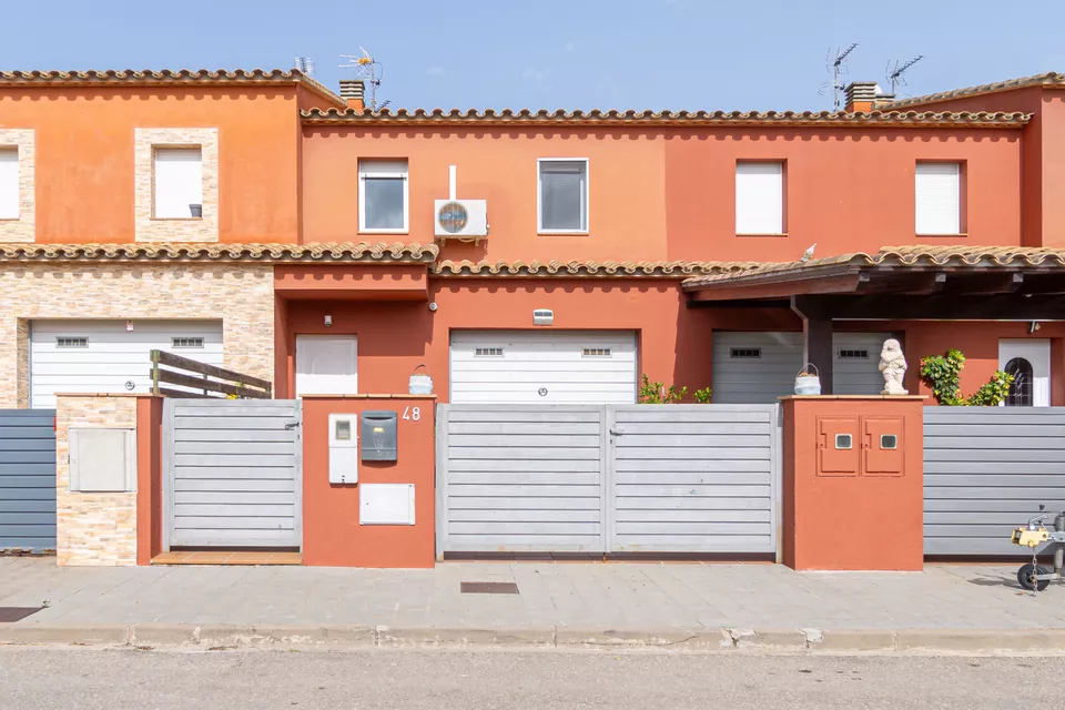 Fantástica casa adosada en una zona tranquila, ideal para disfrutar en familia!