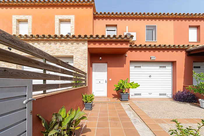 Fantástica casa adosada en una zona tranquila, ideal para disfrutar en familia!