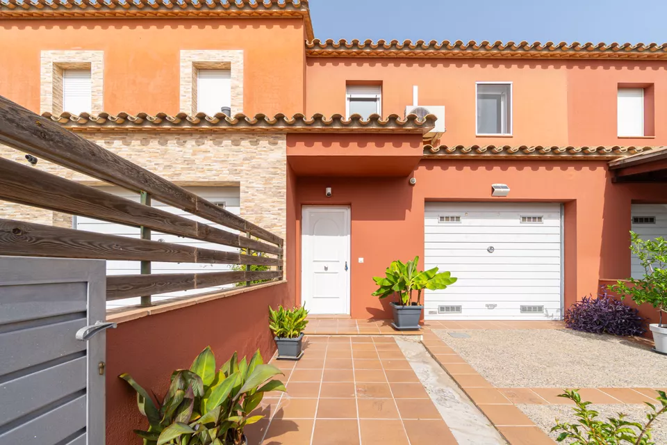 Fantástica casa adosada en una zona tranquila, ideal para disfrutar en familia!