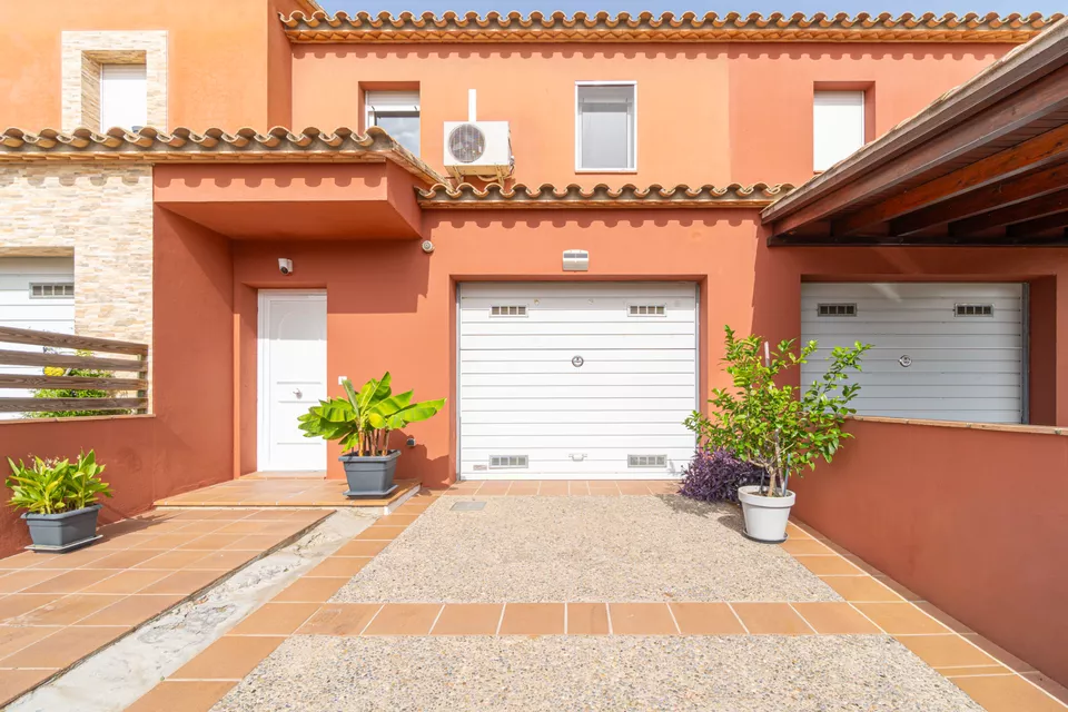 Fantástica casa adosada en una zona tranquila, ideal para disfrutar en familia!