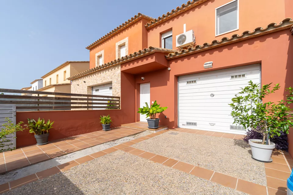 Fantástica casa adosada en una zona tranquila, ideal para disfrutar en familia!