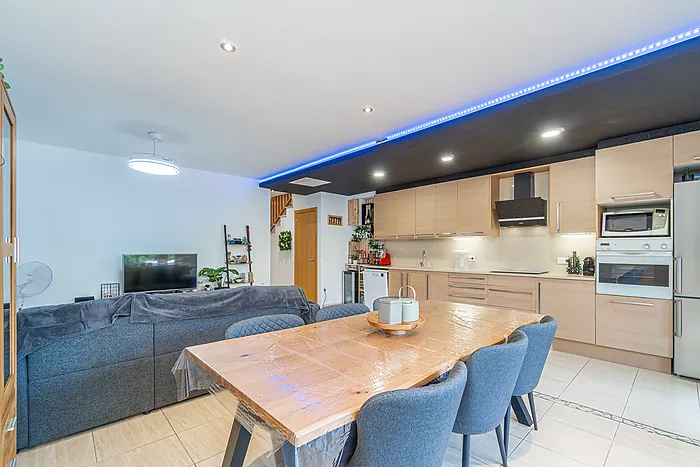 Fantástica casa adosada en una zona tranquila, ideal para disfrutar en familia!
