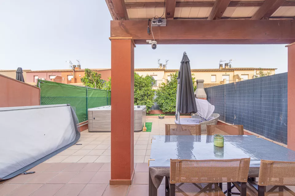 Fantástica casa adosada en una zona tranquila, ideal para disfrutar en familia!