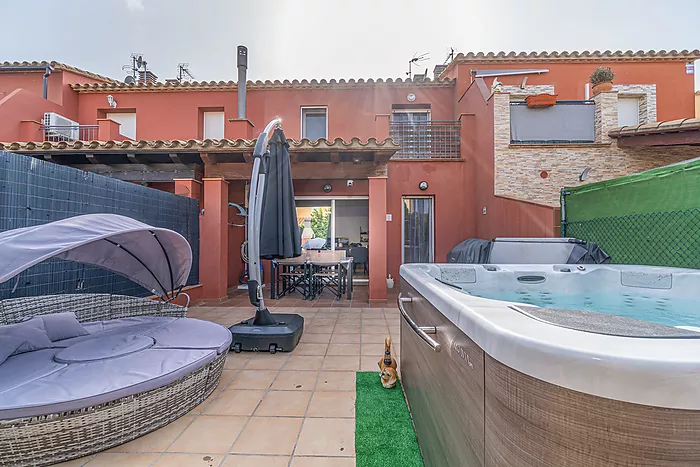 Magnifique maison mitoyenne dans un quartier calme, idéale pour profiter en famille !