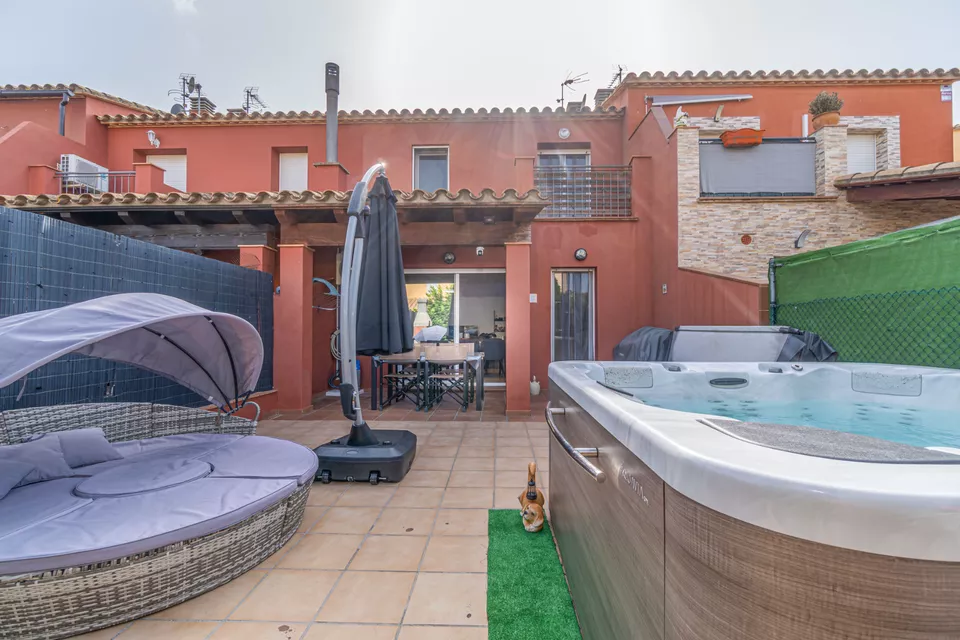 Fantástica casa adosada en una zona tranquila, ideal para disfrutar en familia!