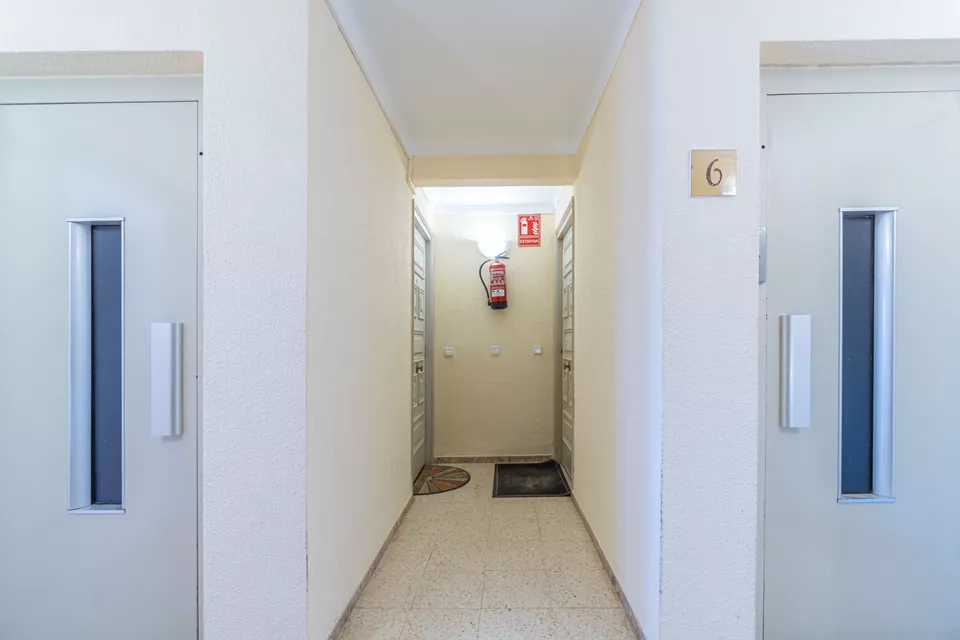 Apartamento con licencia turística, 2 dormitorios y terraza con vistas a la bahía de Roses.