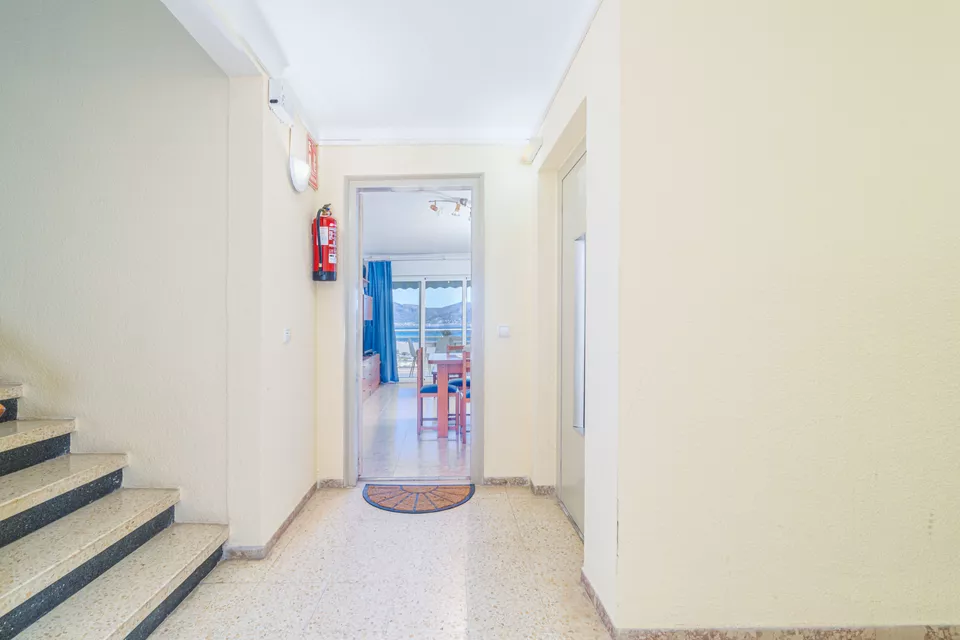 Apartamento con licencia turística, 2 dormitorios y terraza con vistas a la bahía de Roses.