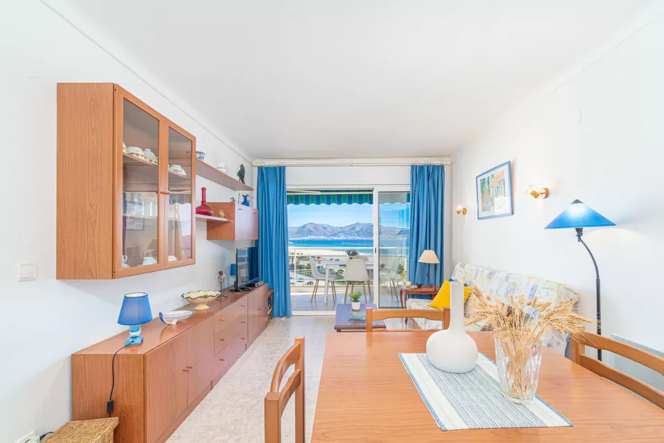 Apartamento con licencia turística, 2 dormitorios y terraza con vistas a la bahía de Roses.