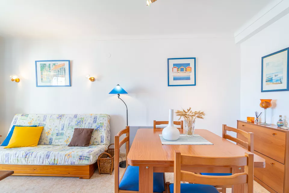 Apartamento con licencia turística, 2 dormitorios y terraza con vistas a la bahía de Roses.