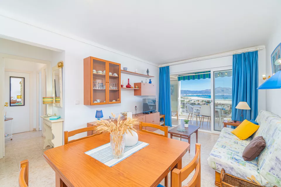 Apartamento con licencia turística, 2 dormitorios y terraza con vistas a la bahía de Roses.