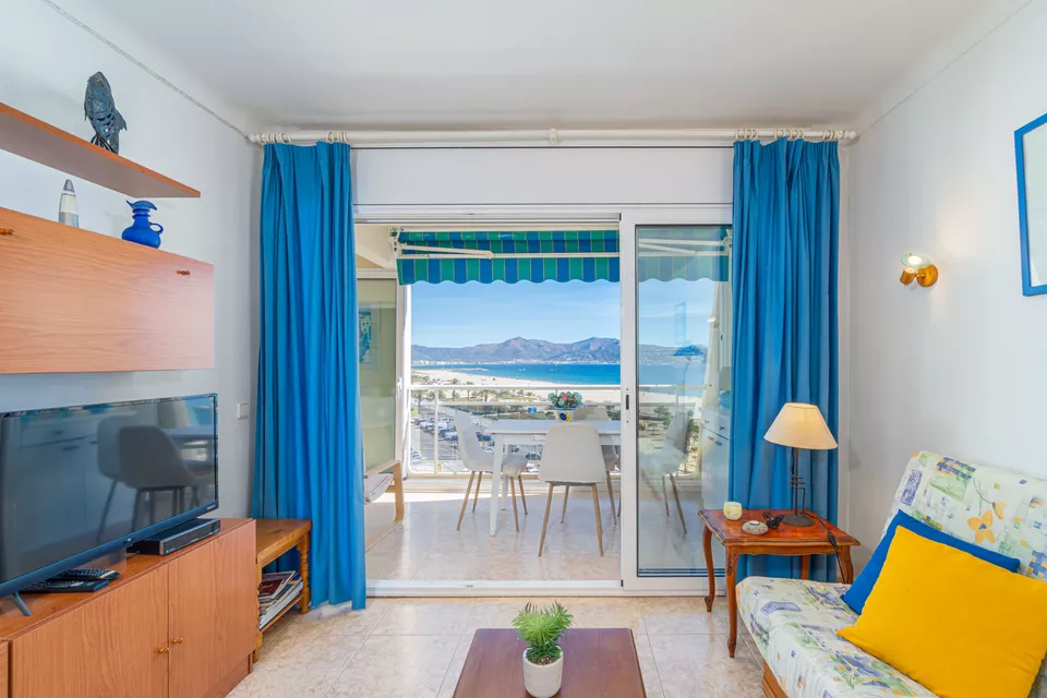 Apartamento con licencia turística, 2 dormitorios y terraza con vistas a la bahía de Roses.