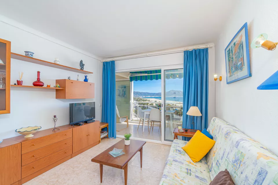 Apartamento con licencia turística, 2 dormitorios y terraza con vistas a la bahía de Roses.
