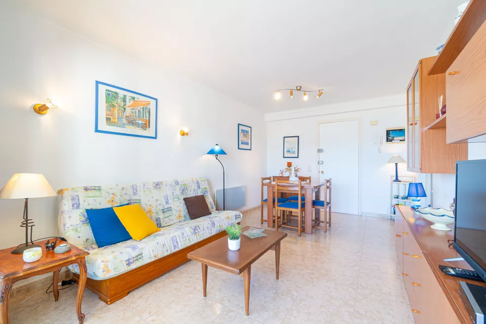 Apartamento con licencia turística, 2 dormitorios y terraza con vistas a la bahía de Roses.