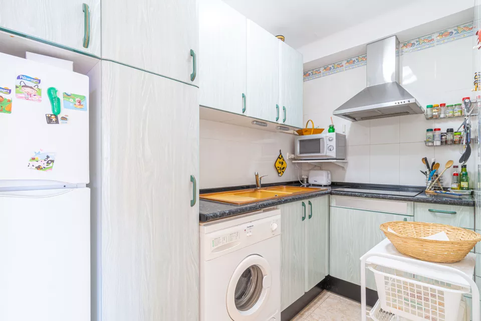 Apartamento con licencia turística, 2 dormitorios y terraza con vistas a la bahía de Roses.