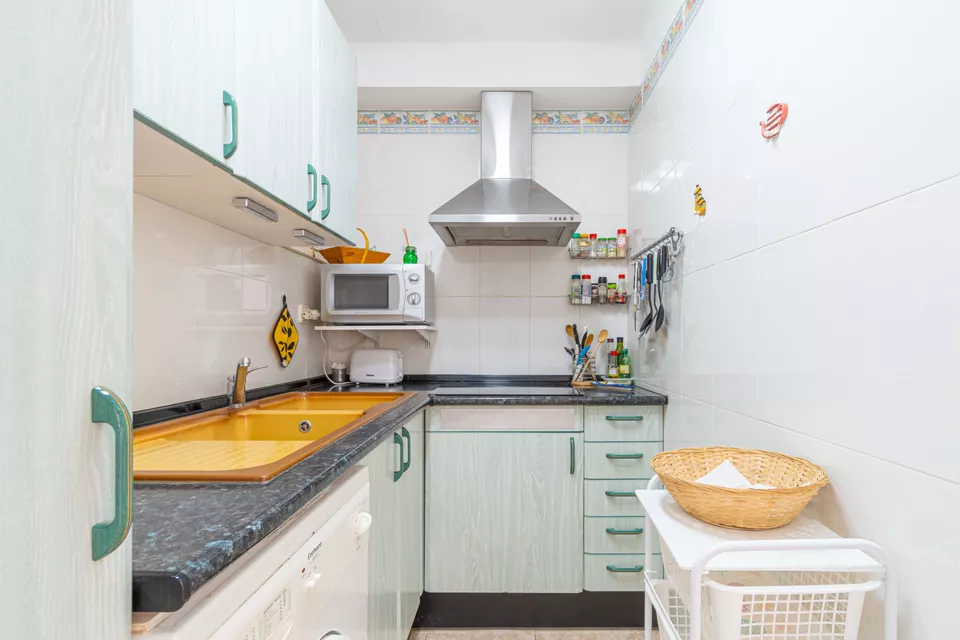 Apartamento con licencia turística, 2 dormitorios y terraza con vistas a la bahía de Roses.
