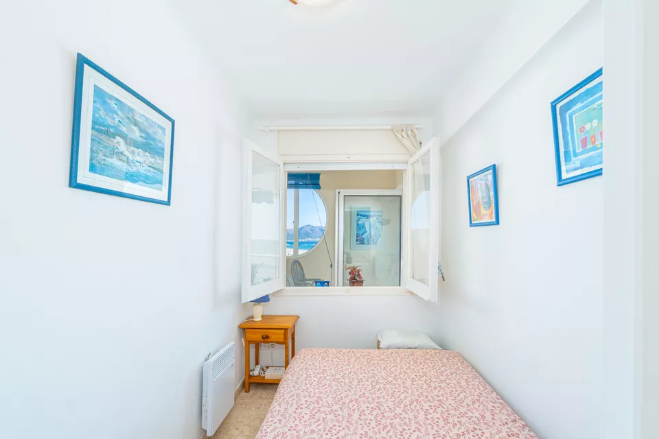 Apartamento con licencia turística, 2 dormitorios y terraza con vistas a la bahía de Roses.