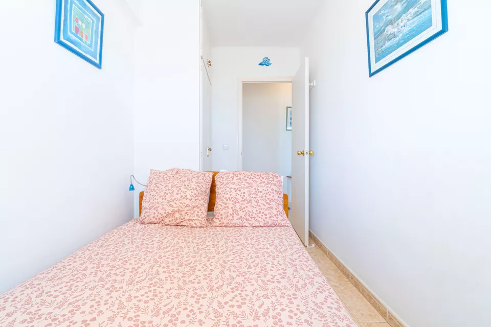 Apartamento con licencia turística, 2 dormitorios y terraza con vistas a la bahía de Roses.