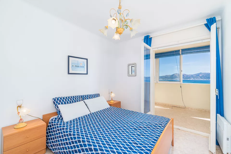 Apartamento con licencia turística, 2 dormitorios y terraza con vistas a la bahía de Roses.