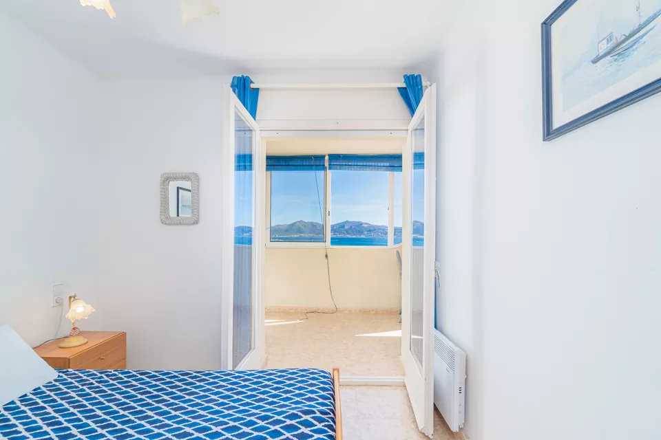 Apartamento con licencia turística, 2 dormitorios y terraza con vistas a la bahía de Roses.