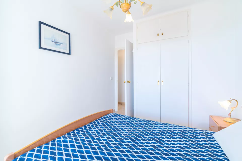 Apartamento con licencia turística, 2 dormitorios y terraza con vistas a la bahía de Roses.