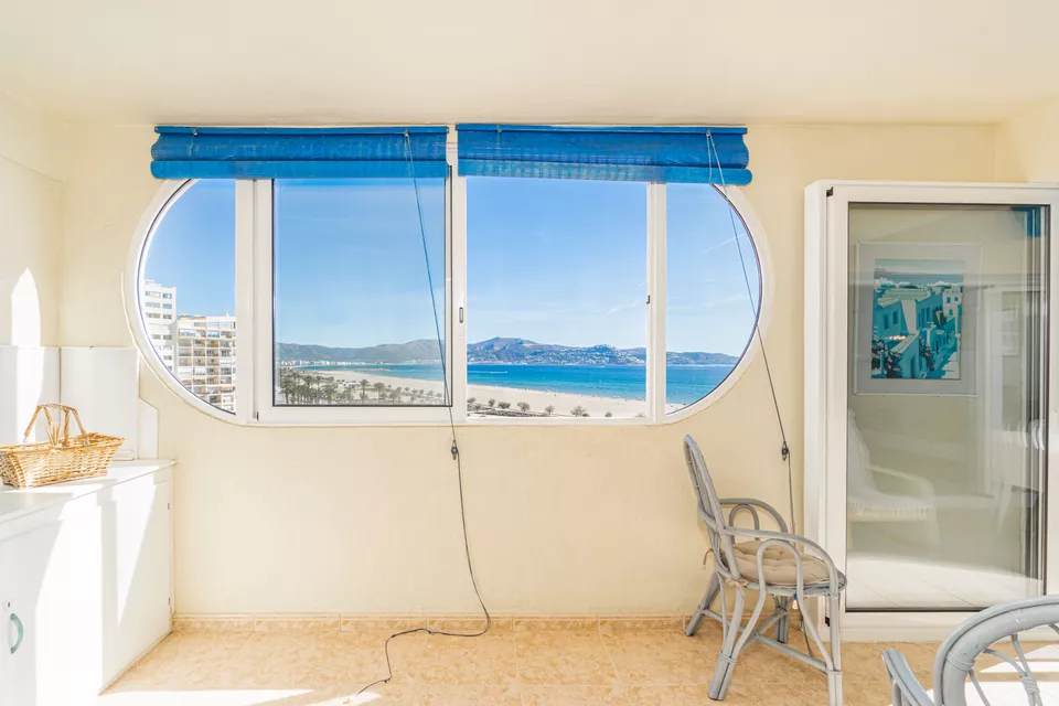 Apartamento con licencia turística, 2 dormitorios y terraza con vistas a la bahía de Roses.