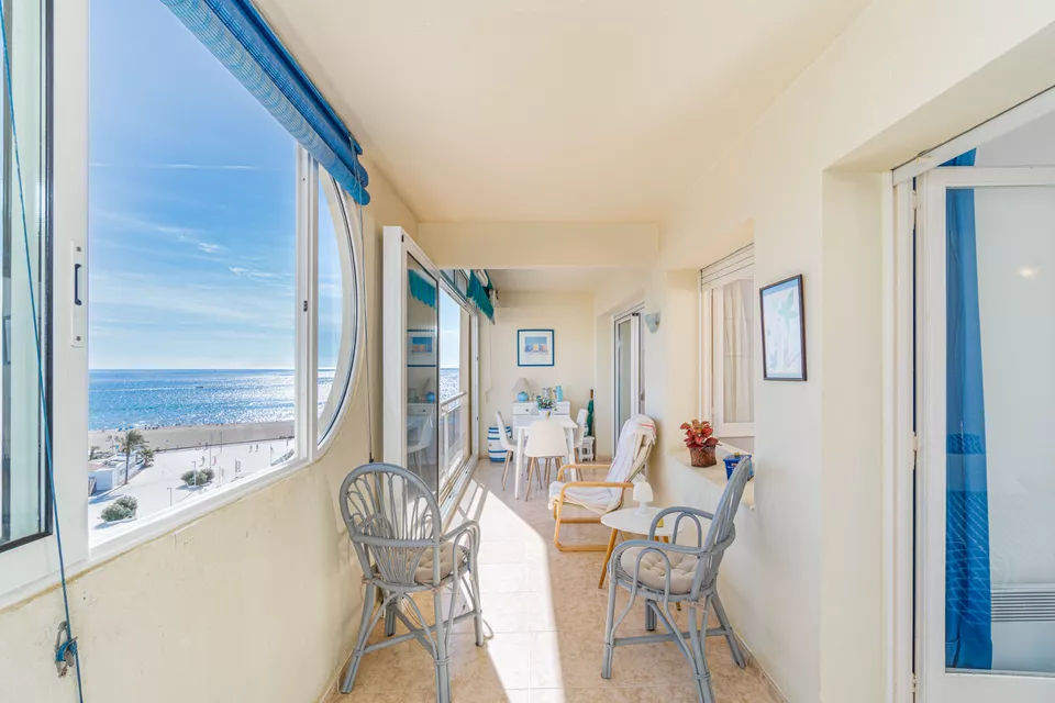 Apartamento con licencia turística, 2 dormitorios y terraza con vistas a la bahía de Roses.