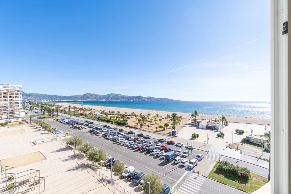 Apartamento con licencia turística, 2 dormitorios y terraza con vistas a la bahía de Roses.