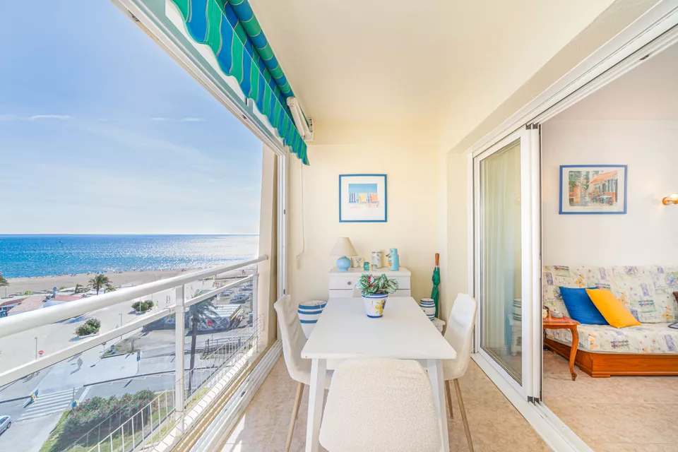 Apartamento con licencia turística, 2 dormitorios y terraza con vistas a la bahía de Roses.