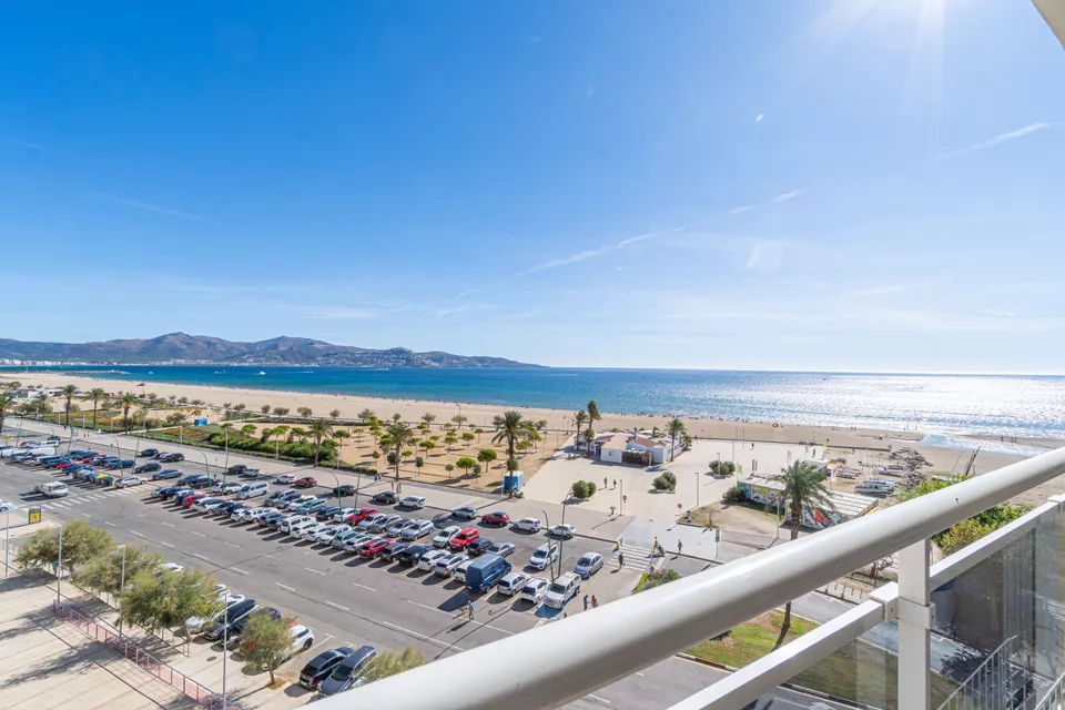 Apartamento con licencia turística, 2 dormitorios y terraza con vistas a la bahía de Roses.