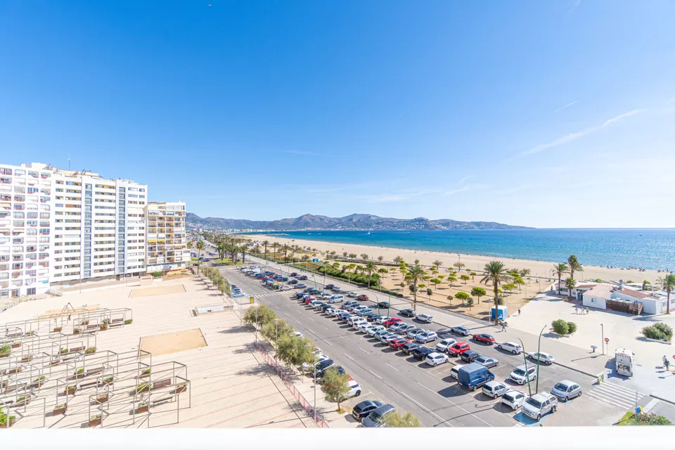 Apartamento con licencia turística, 2 dormitorios y terraza con vistas a la bahía de Roses.