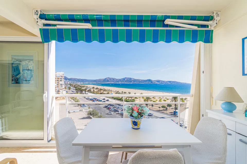 Apartamento con licencia turística, 2 dormitorios y terraza con vistas a la bahía de Roses.