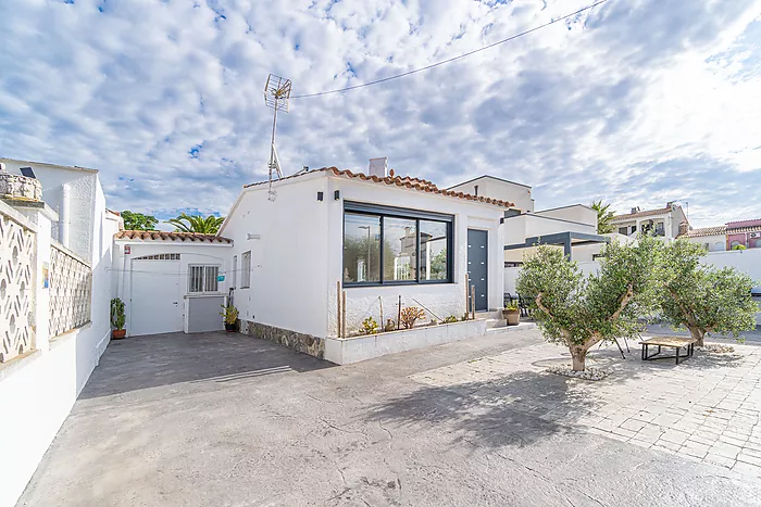 Cozy 4-bedroom house with a charming pool, ideal for living and enjoying unforgettable moments.