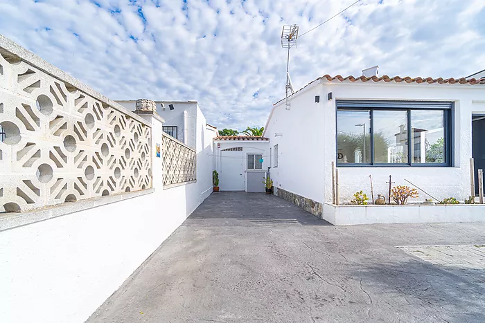 Cozy 4-bedroom house with a charming pool, ideal for living and enjoying unforgettable moments.