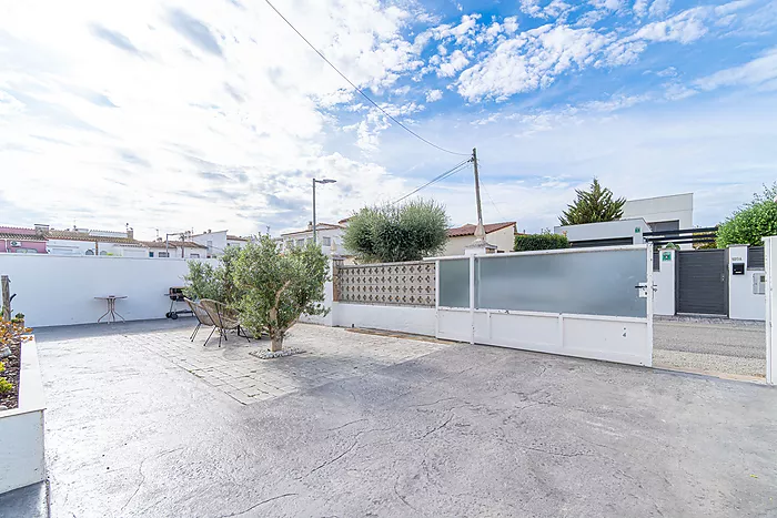 Cozy 4-bedroom house with a charming pool, ideal for living and enjoying unforgettable moments.