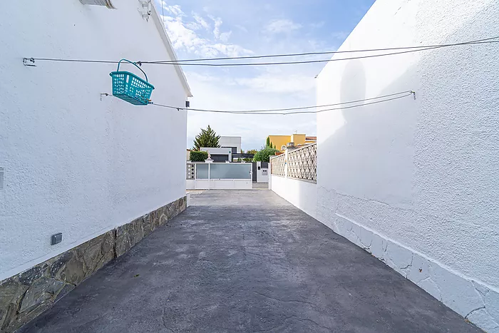 Cozy 4-bedroom house with a charming pool, ideal for living and enjoying unforgettable moments.